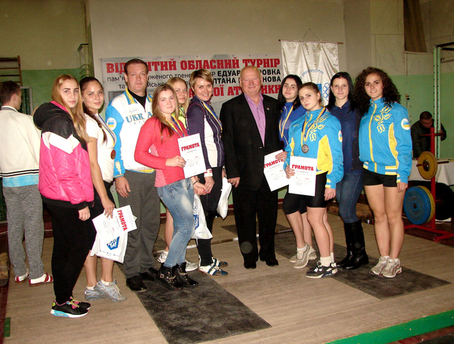 На фото спортсменки из Каменского с тренером Василием Петеримовым и олимпийским чемпионом Юрием Зайцевым. На фото спортсменки из Каменского с тренером Василием Петеримовым и олимпийским чемпионом Юрием Зайцевым.