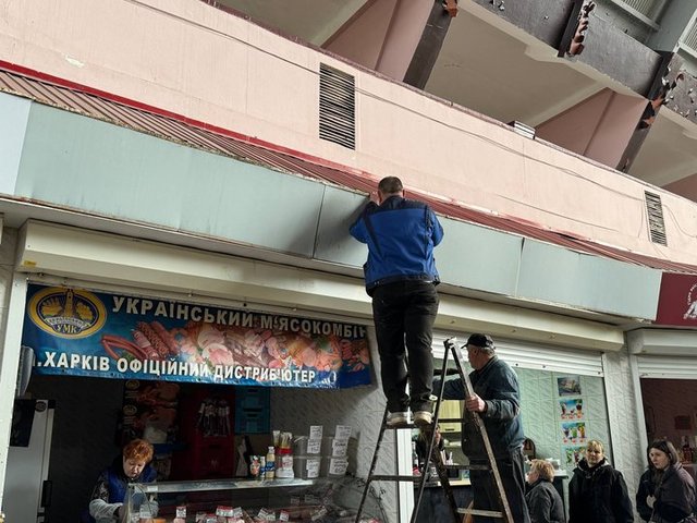 Працівники ринку лагодять пошкоджені прилавки після атаки РФ на Дніпро, 16 квітня 2026 року. Суспільне Дніпро Працівники ринку лагодять пошкоджені прилавки після атаки РФ на Дніпро, 16 квітня 2026 року. Суспільне Дніпро