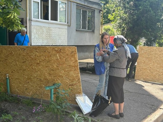 Благодійники видають будматеріали власникам пошкодженого житла у Павлограді, 28 травня 2026 року. Суспільне Дніпро Благодійники видають будматеріали власникам пошкодженого житла у Павлограді, 28 травня 2026 року. Суспільне Дніпро