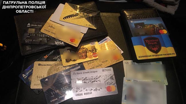 Патрульні виявили чоловіка, ймовірно причетного до крадіжки документів та банківських карток