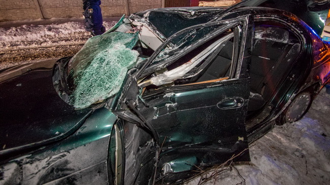 В Днепре на улице Зеркальной автомобиль BMW «влетел» в столб: пострадал мужчина