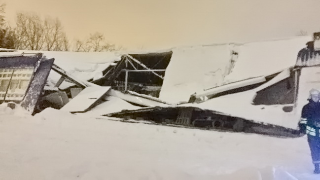 В Каменском обрушилась крыша складского здания