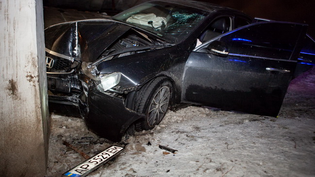 В Днепре на автовокзале водитель Honda протаранил шлагбаум, въехал в опору виадука и сбежал