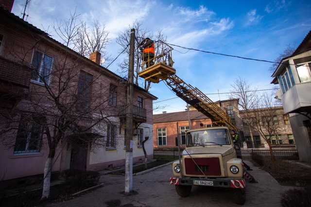 Улицы и дворы Каменского продолжают освещать