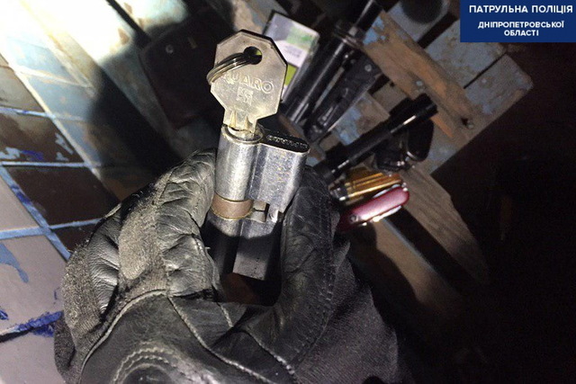 У Дніпрі патрульні затримали трьох квартирних крадіїв