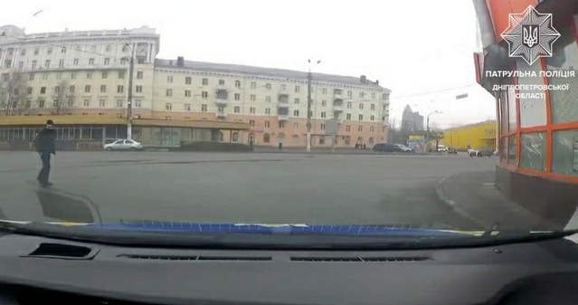 У пешеходов, которые переходили дорогу в неустановленном месте, патрульные обнаружили наркотики