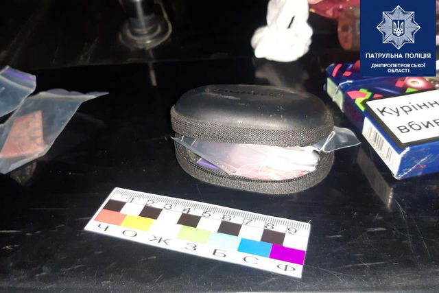 В Днепре патрульные обнаружили у женщины слип-пакеты с наркотиками