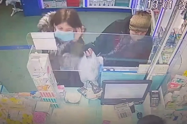В Днепре на Тополе у девушки в аптеке украли телефон: видео момента