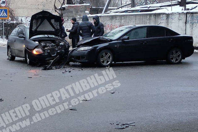 В Днепре на улице Каруны жестко столкнулись Mazda и Suzuki