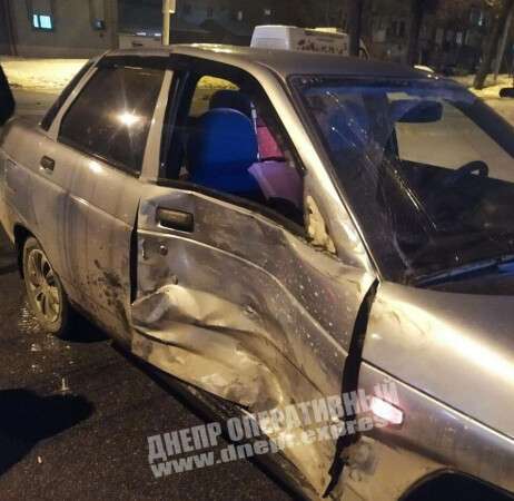 В Днепре на перекрестке Антоновича и Надежды Алексеенко столкнулись ВАЗ и фургон Renault