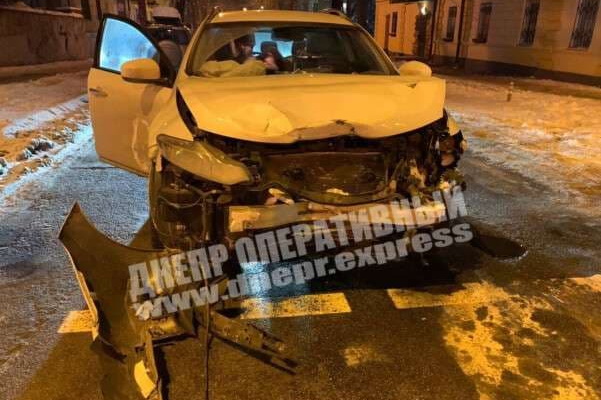 В Днепре Nissan Murano «влетел» в Nissan Leaf: видео момента ДТП