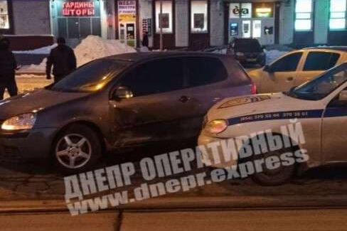 В Днепре на Шмидта Volkswagen врезался в Daewoo: видео момента ДТП