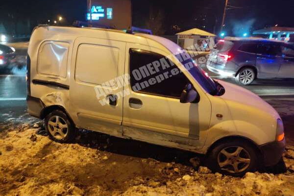 В Днепре на проспекте Богдана Хмельницкого столкнулись Kia и Renault: пострадала женщина