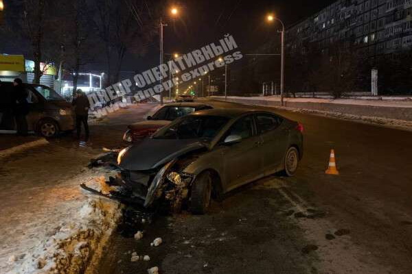 В Днепре на Калиновой жестко столкнулись Daewoo и Hyundai: пострадал мужчина