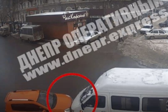 В Днепре лоб в лоб встретились Mercedes-Benz и Geely: видео момента ДТП