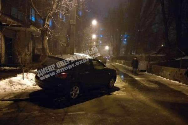 В Днепре на массиве Сокол водитель Geely врезался в Nissan и уехал с места ДТП