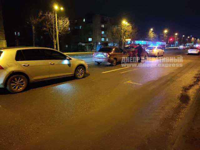 В Днепре на Богдана Хмельницкого водитель Volkswagen спровоцировал тройное ДТП