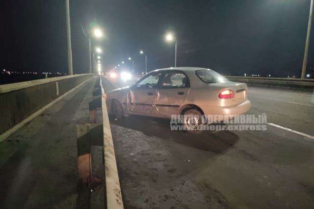 В Днепре на Южном мосту Daewoo столкнулся с Dacia и въехал в отбойник