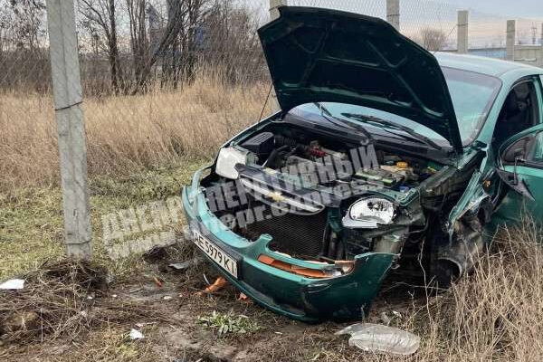 В Днепре водитель Chevrolet выехал на «встречку» и врезался в микроавтобус (появилось видео момента)