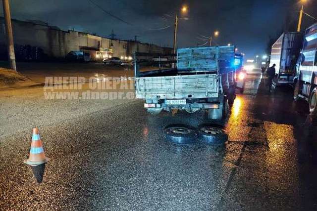 В Днепре на улице Журналистов у ГАЗ оторвало колеса во время движения