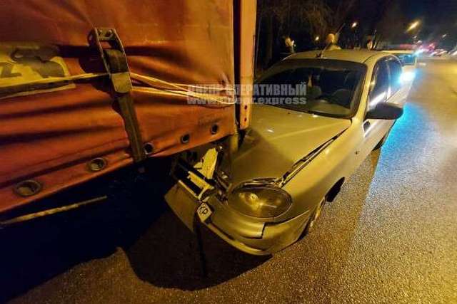 В Днепре на проспекте Труда Daewoo на скорости «влетел» в фуру