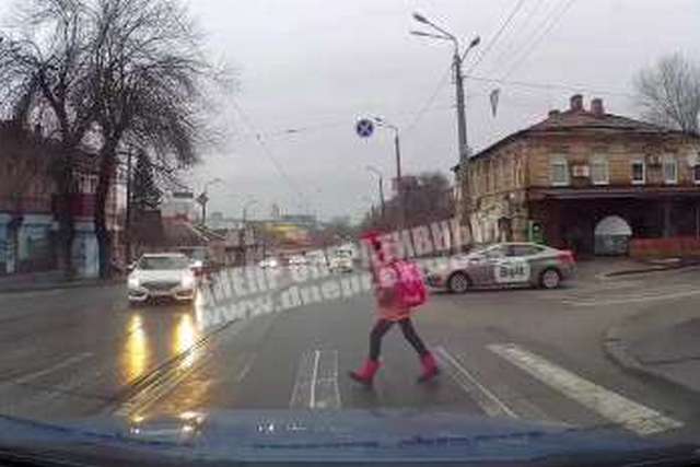 В Днепре Toyota чуть не сбил школьницу на «зебре»