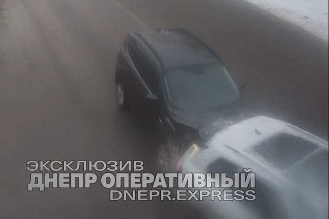 В Днепре на Пилипа Орлика столкнулись два внедорожника (видео момента)