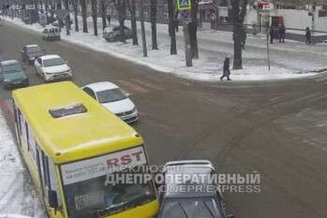 В Днепре на Титова ВАЗ столкнулся с маршруткой