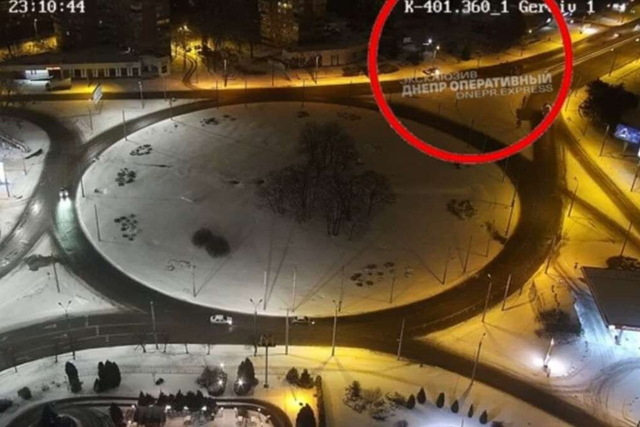 В Днепре на Победе Daewoo вылетел с дороги и врезался в машину охранной фирмы: видео момента