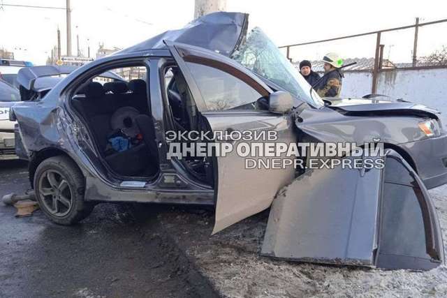 В Днепре на Калиновой Mitsubishi «намотало» на столб
