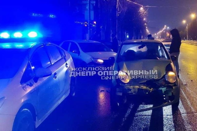 В Днепре на Сичеславской Набережной Daewoo Matiz въехал в Renault Logan: пострадала девушка (видео момента)