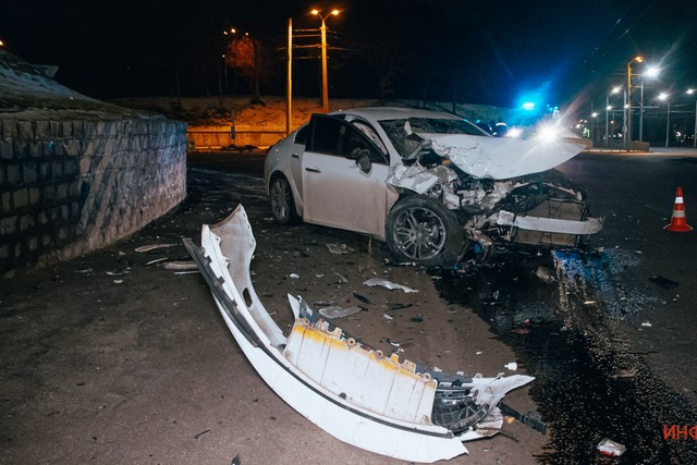 В Днепре под Мерефо-Херсонским мостом Opel влетел в стену