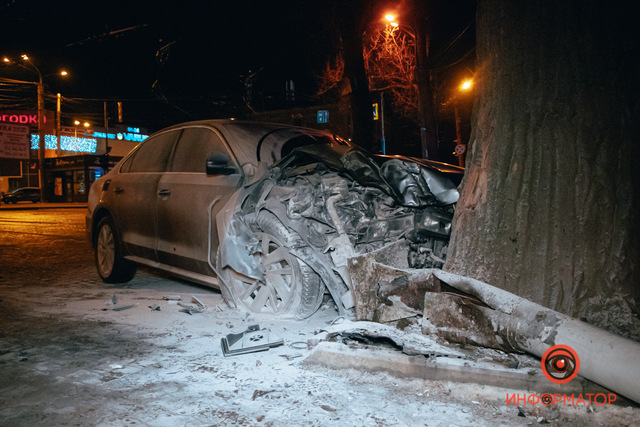В Днепре на Чернышевского Volkswagen врезался в дерево и загорелся: пострадали два человека (видео момента)