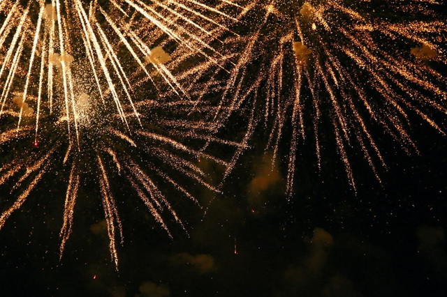 Полиция устанавливает лиц, запустивших салют в Днепре