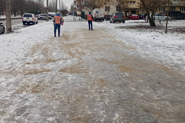 В целях безопасности горожан: в Днепре коммунальщики продолжают убирать дороги и тротуары