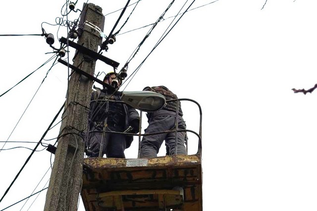 Свет, несмотря на обстрелы: в декабре энергетики возобновили электроснабжение для 595 тысяч семей