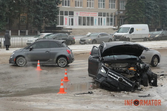 В Днепре на проспекте Богдана Хмельницкого Mercedes после столкновения с Fiat едва не вылетел на тротуар в пешехода: (видео момента)