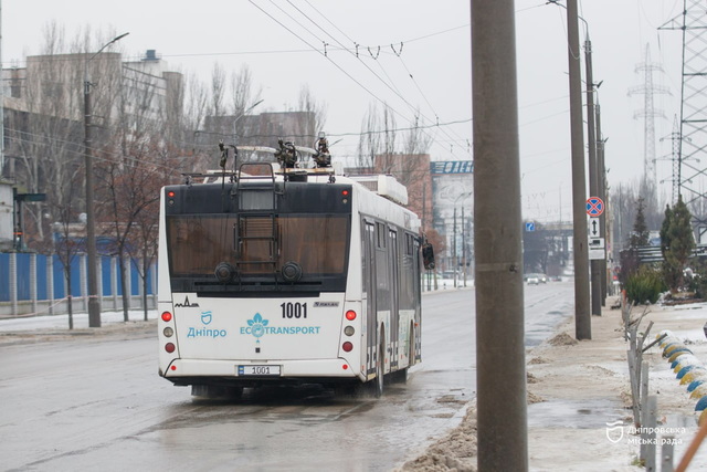 Комунальники Дніпра за ніч прибрали близько 300 тонн олії та відновили рух Січеславською Набережною