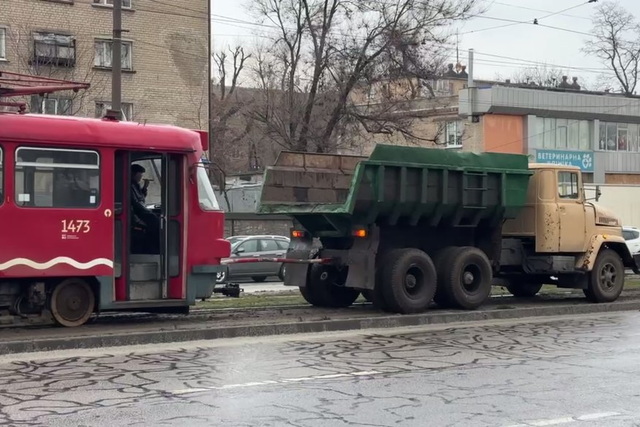 Грузовик отбуксирует трамвай в Днепре, 8 января 2026 года. Суспільне Дніпро Энергетический вызов: как Днепр обеспечивает работу общественного транспорта в условиях дефицита электроэнергии