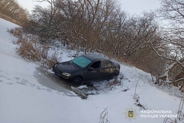Полицейские Днепропетровщины задержали троих мужчин, причастных к угону автомобиля