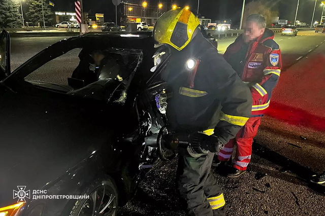 В пригороде Днепра столкнулись «Škoda» и «Audi»: зажатого водителя освобождали спасатели