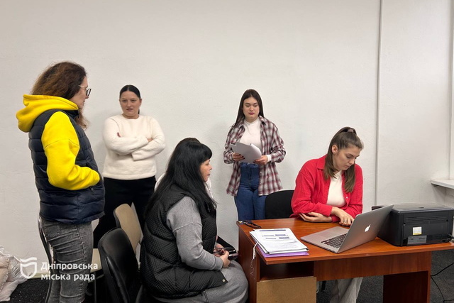 В Днепре департамент ИТ научил работников «Ритуальной службы» работе с обновленным электронным кабинетом сотрудника