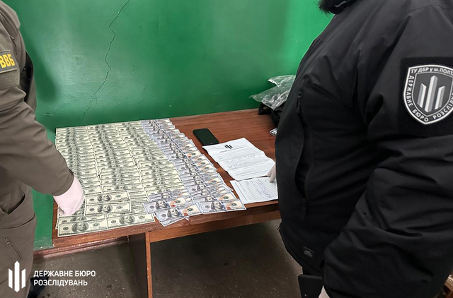 ДБР затримало прикордонника з Дніпропетровщини, який за 12 тис. дол. США допомагав військовозобов’язаним уникати мобілізації