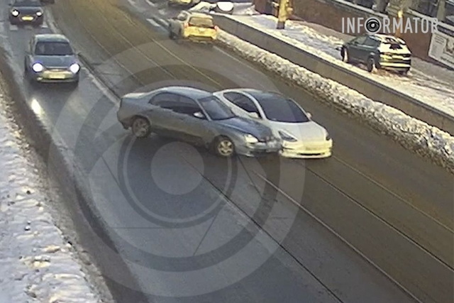 Відео моменту: у Дніпрі на Архітектора Олега Петрова зіштовхнулись Tesla служби таксі Uklon та Daewoo