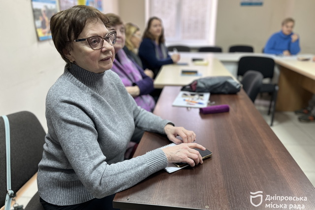 В Університеті третього віку дніпрян поважного віку навчають користуватися iPhone