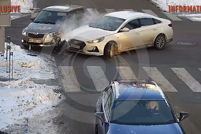 У Дніпрі на Паторжинського зіткнулися Hyundai та Skoda: відео моменту