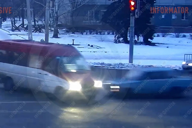 Відео моменту: у Дніпрі на Слобожанському проспекті зіштовхнулись ВАЗ та маршрутка №98