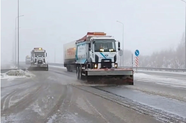 Через складні погодні умови дорожні служби Дніпропетровщини працюють у посиленому режимі