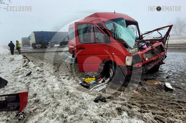 На трасі Дніпро – Кривий Ріг маршрутка зіткнулася з вантажівкою та двома легковиками: є травмовані