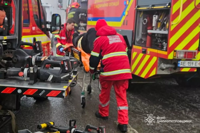 На Криворожском шоссе произошло ДТП с участием 7 автомобилей: подробности от спасателей